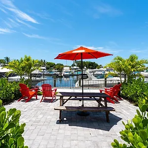 127 - Waterfront, Heated Pool, Huge Tv, Tiki Bar & Grill Apartment Sarasota